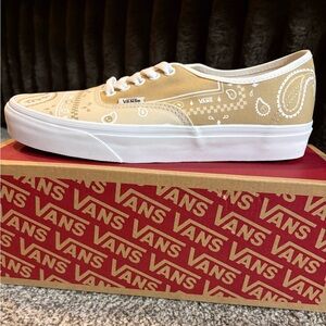 Brand New Vans Tan Bandana Low-Top Sneaker Men’s Size 8.5 / Women’s Size 10
